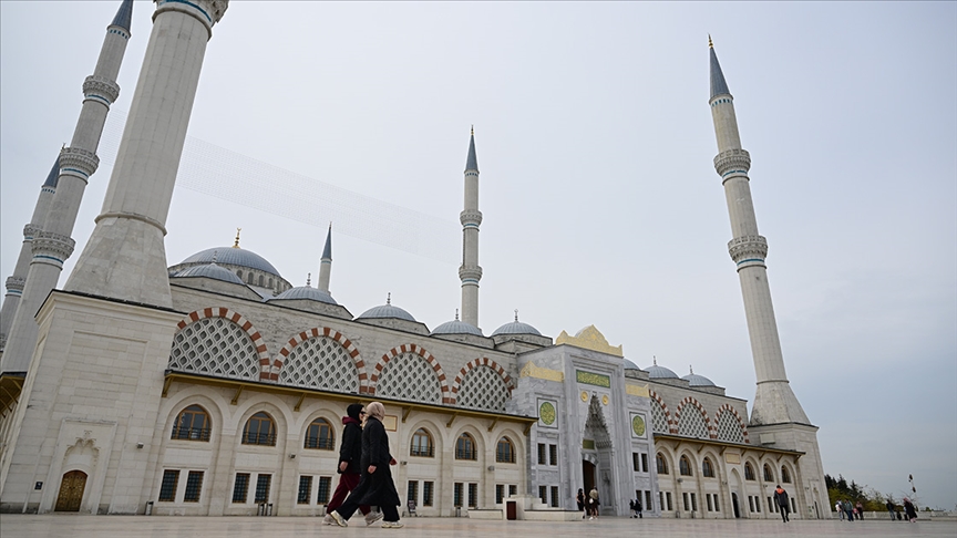 597 camiye 5 dilde karekodla bilgilendirme panosu asıldı