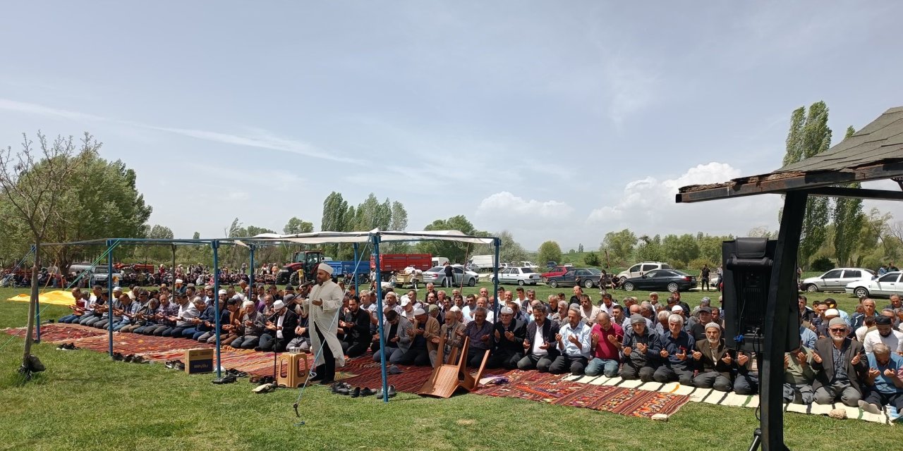 Çiftçiler rahmet duasına çıktı!