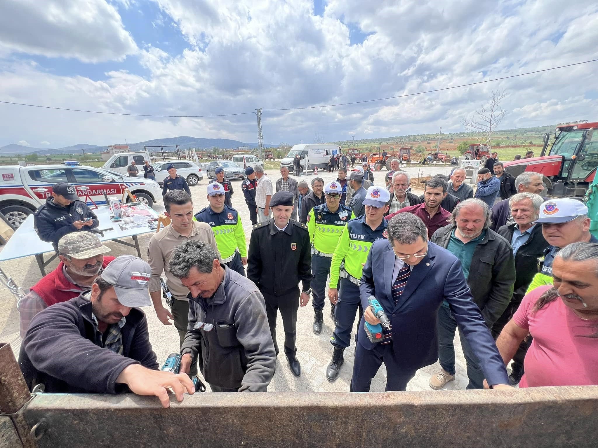 Konya'da çiftçilere reflektör dağıtıldı
