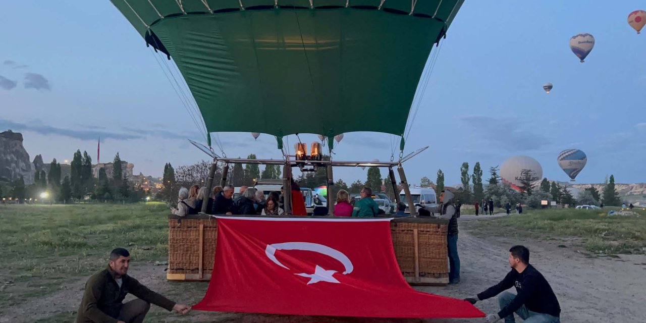 Kapadokya'da balonlar, 19 Mayıs'ta Türk bayrakları ile havalandı