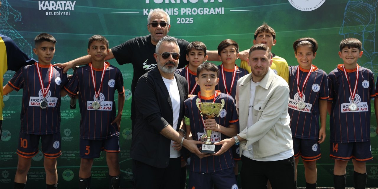 Konyaspor'da yönetim ve futbolcular Karataylı öğrencilerin ödül sevincine ortak oldu