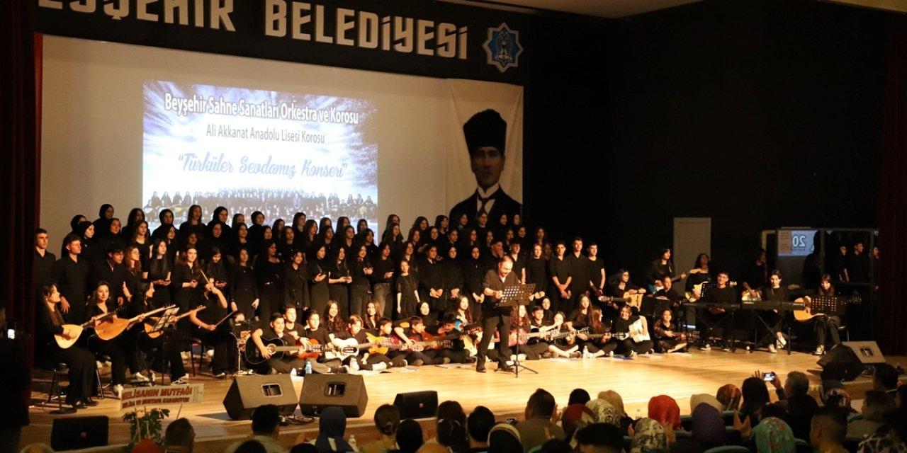 Beyşehir'de 120 kişilik öğrenci korosundan türkü ziyafeti