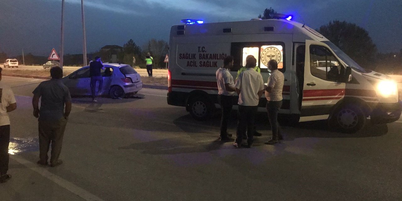 Otomobil aydınlatma direğine çarptı: 1 ölü
