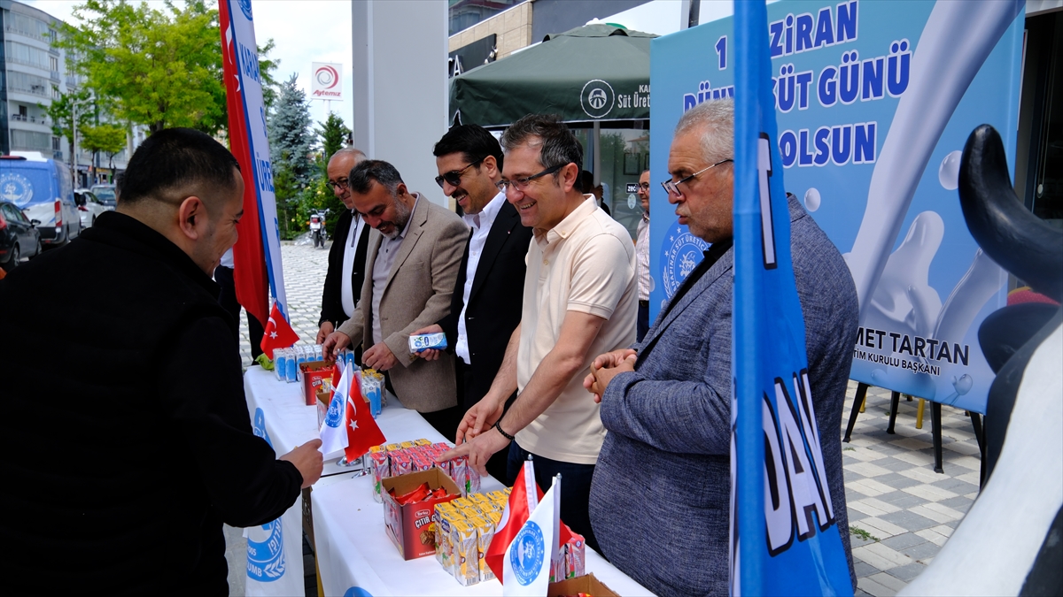 Konya'da Dünya Süt Günü dolayısıyla ücretsiz süt dağıtıldı