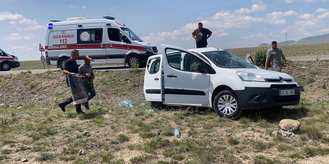 Konya'da lastiği patlayan hafif ticari araç takla attı: 2 yaralı