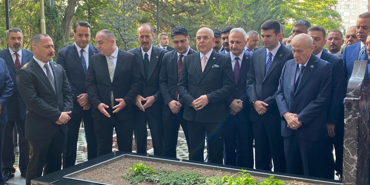 Bahçeli, Türkeş'in mezarını ziyaret etti
