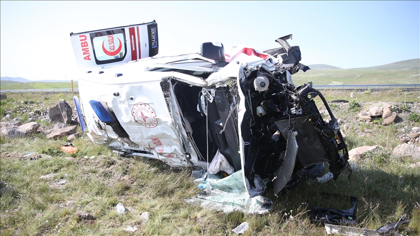 Ambulans şarampole devrildi, 4 sağlıkçı yaralandı