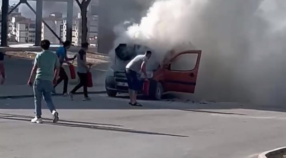 Konya'da seyir halinde hafif ticari araç alev alarak yandı