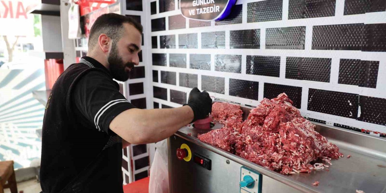 Kasapların kıyma mesaisi sürüyor