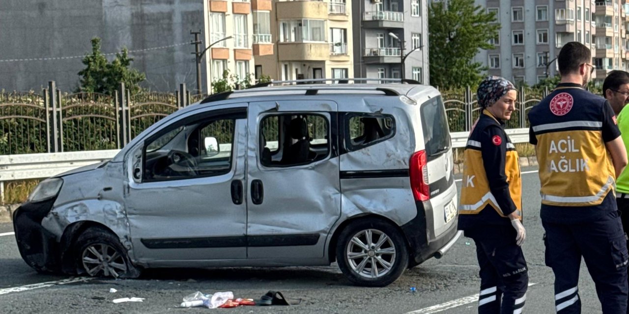 Hafif ticari araç, bariyerlere çarptı: 2 ölü, 3 yaralı