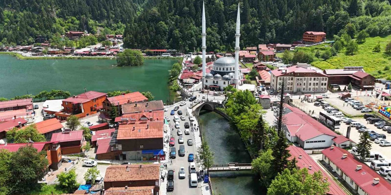 Uzungöl’de bayram yoğunluğu: Binlerce turist akın etti