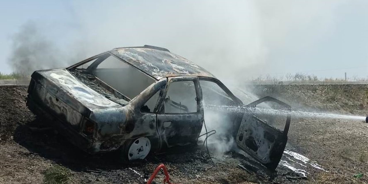 Konya'da seyir halindeki otomobil alev aldı