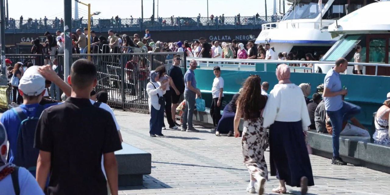 İstanbul- Eminönü'nde bayramın son gününde de yoğunluk devam etti