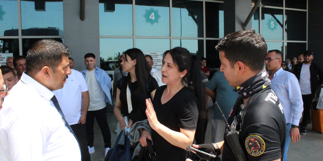 Yolcu gibi otobüse binen komiser, telefonla konuşan şoföre ceza kesti