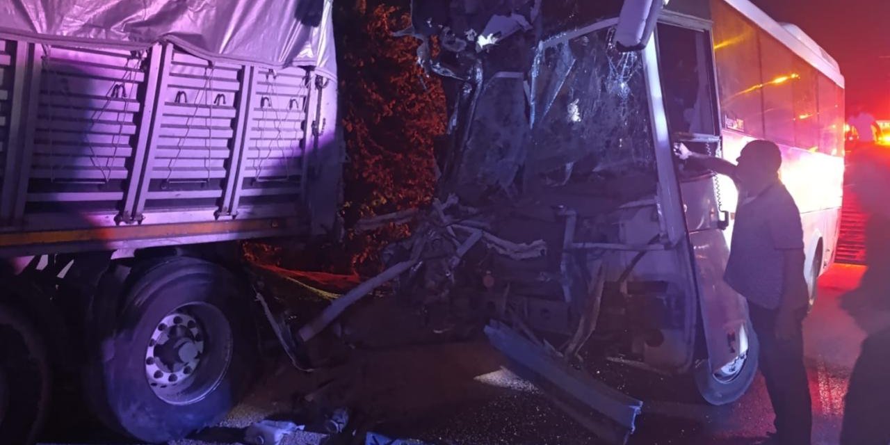 İşçi servisi park halindeki tıra çarptı: 5'i ağır 20 yaralı
