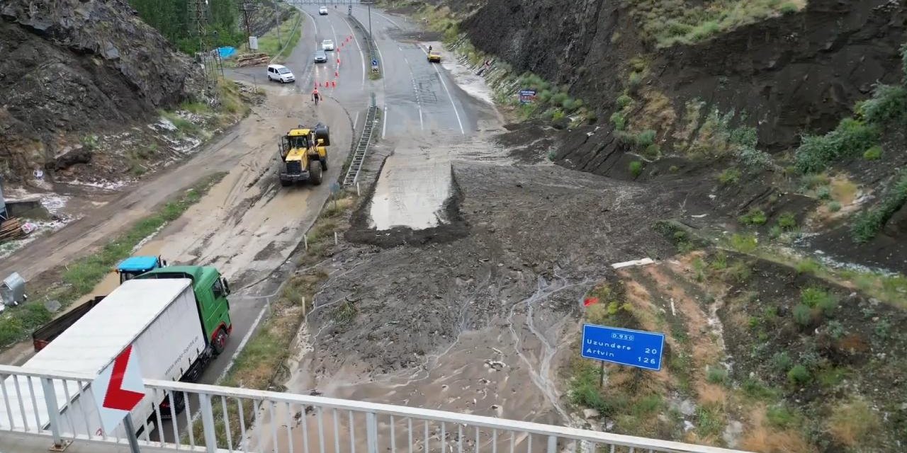 Erzurum-Artvin karayolunda heyelan