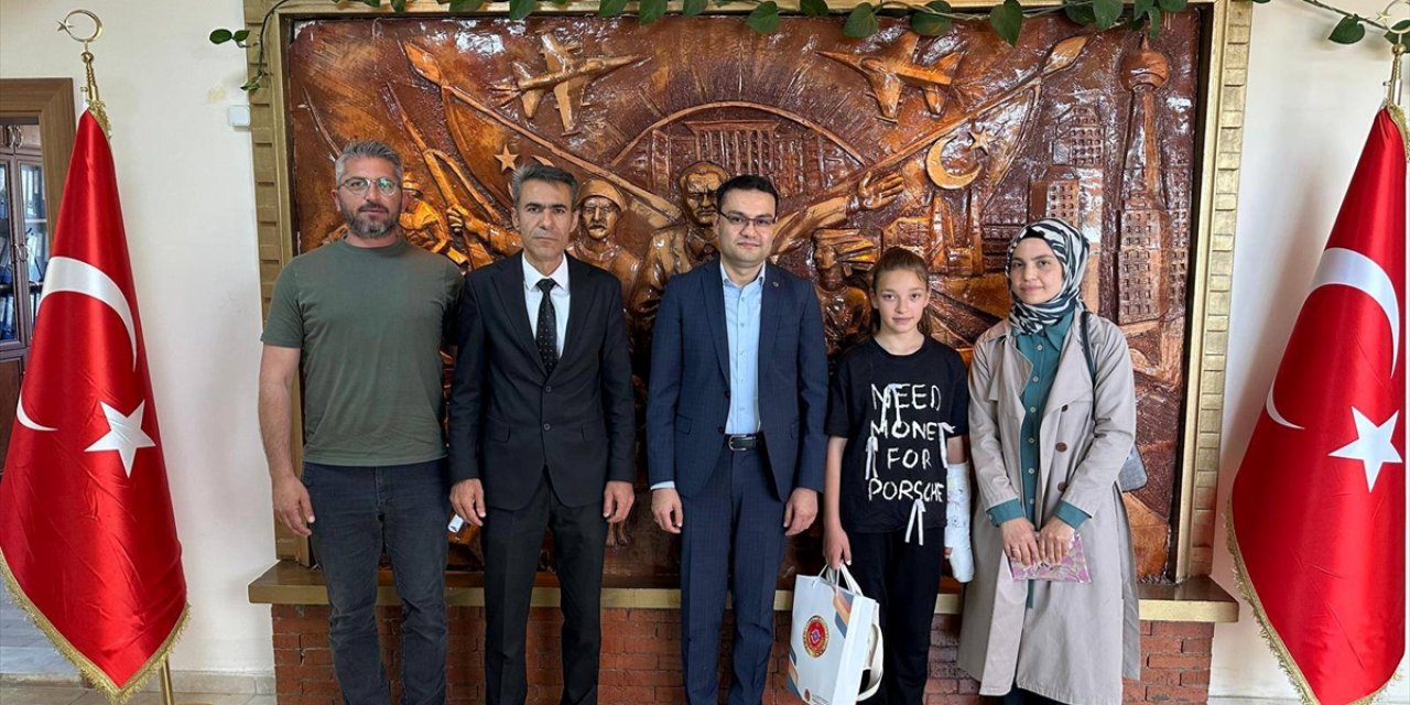 Sarayönü Kaymakamı Çakmak, dereceye giren öğrencileri ödüllendirdi