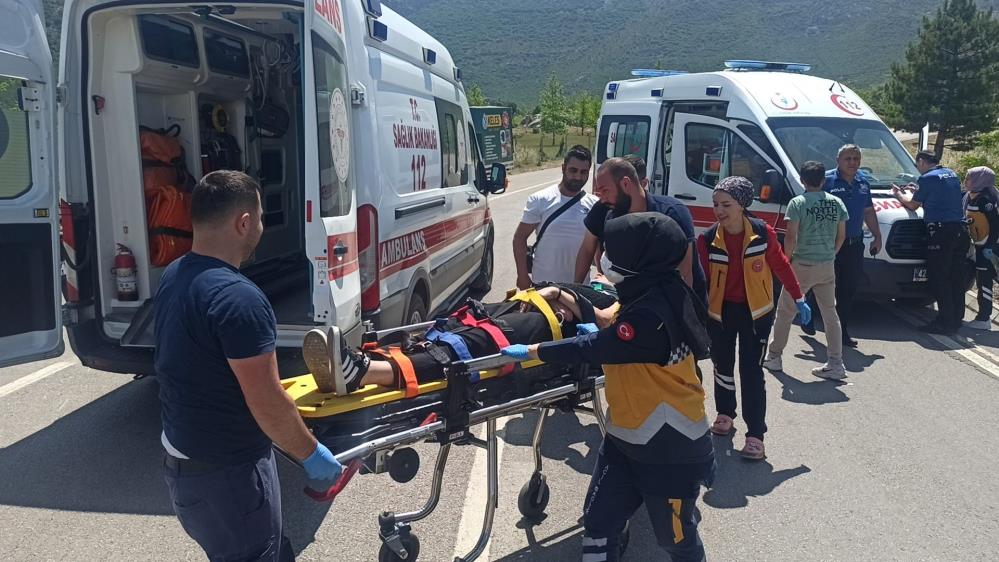 Konya'da motosiklet virajı alamayınca 2 kişi yaralandı