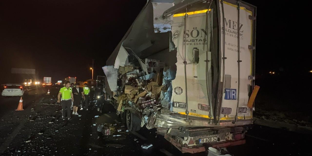 Sakarya'da yolcu otobüsü tıra çarptı: 12 yaralı