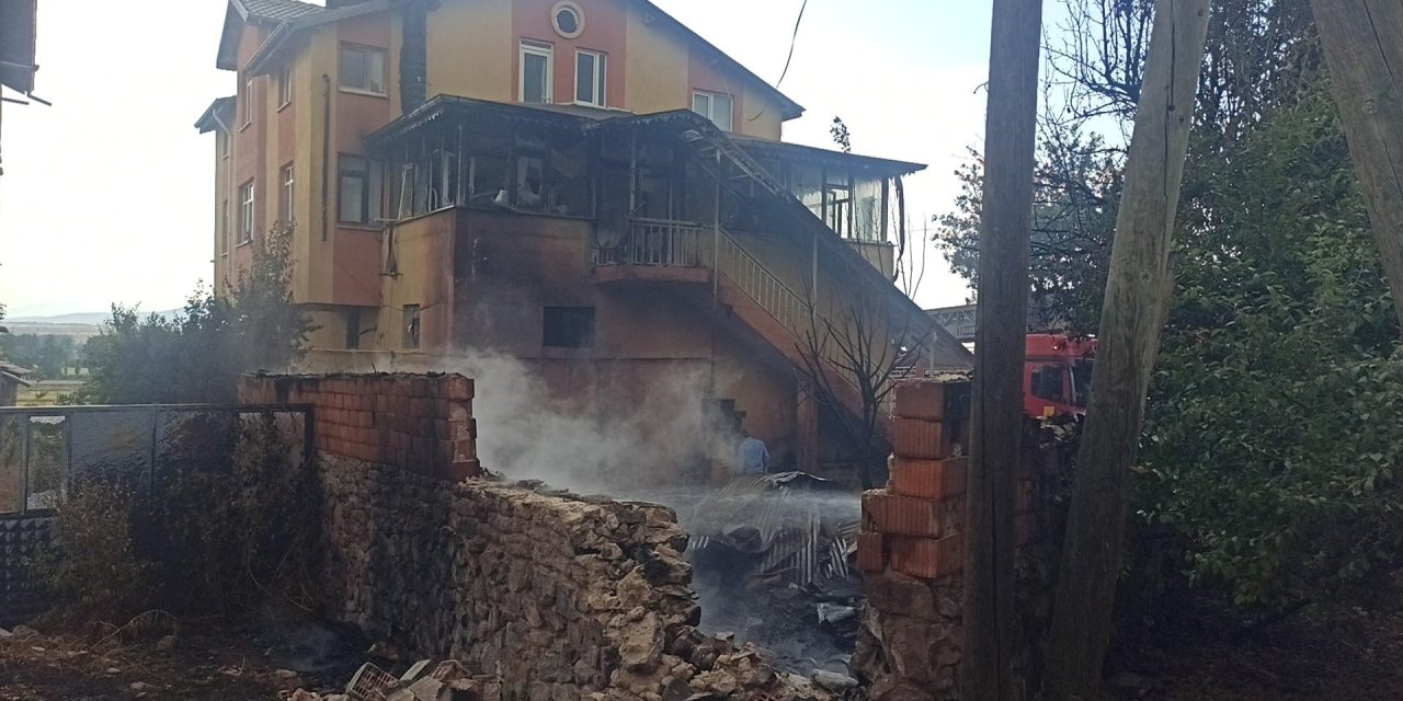 Otları temizlemek için yaktığı ateş, komşusunun evini yaktı