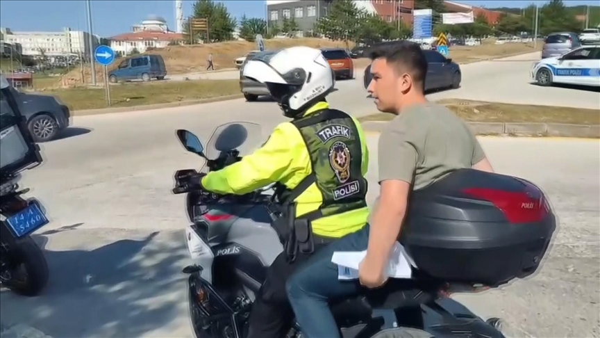 YKS'ye geç kalma riski yaşayan öğrencilere trafik ekipleri yardım etti