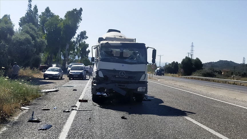 Beton mikseri ile yolcu minibüsü çarpıştı: 1 kişi öldü, 12 kişi yaralandı