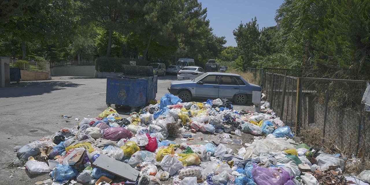 Buca Belediyesinde grev: Sokaklar çöple doldu