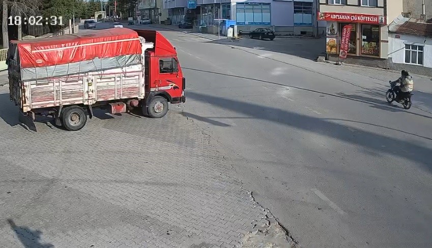 15 Yaşındaki Kızın Ölümüne Neden Olan Kaza Kamerada!