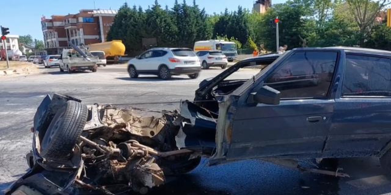 Feci kaza sonrası otomobil hurdaya döndü! 3'ü ağır 4 kişi yaralandı!
