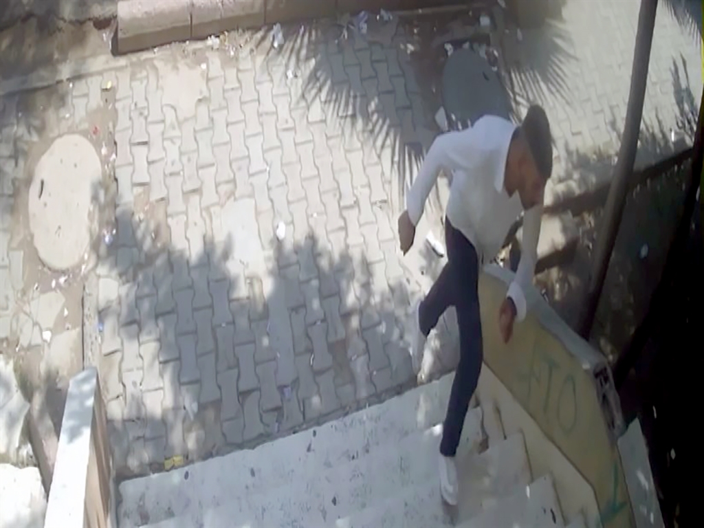 Balkon kapısından elini kolunu sallayarak girdi, 250 bin liralık altın ve para aldı!