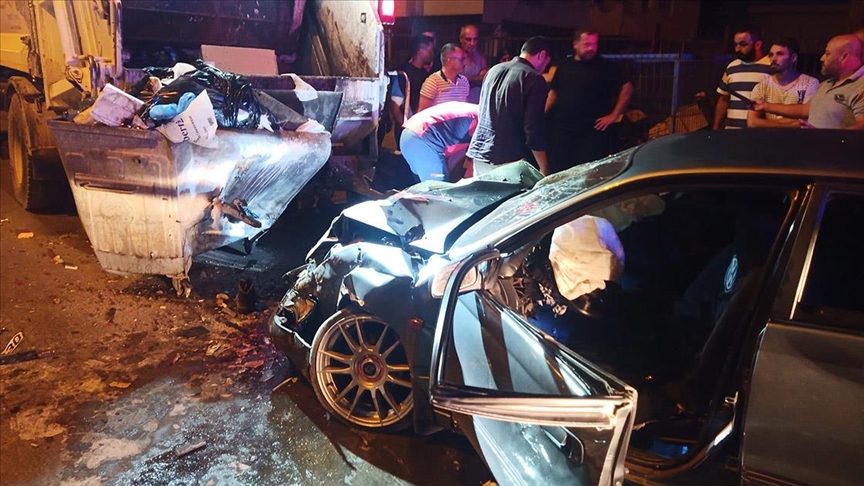 Otomobil çöp kamyonuna çarptı! 1 kişi öldü, 4 kişi yaralandı