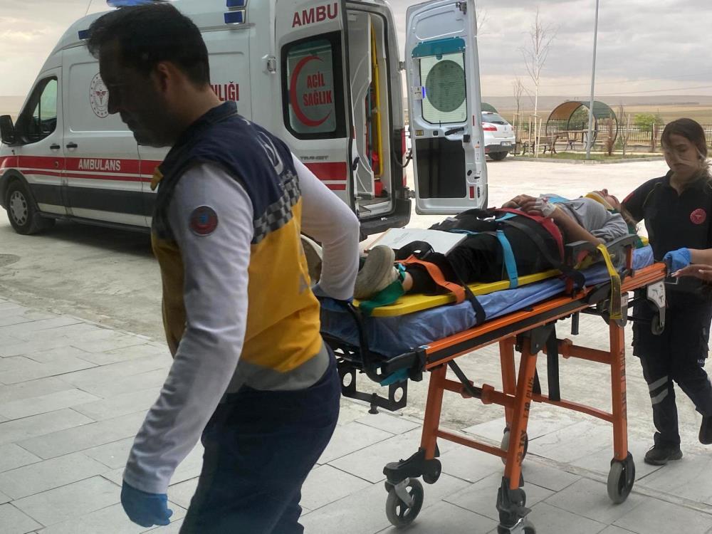 Konya'da motosiklet kaldırıma çarptı: 2 yaralı