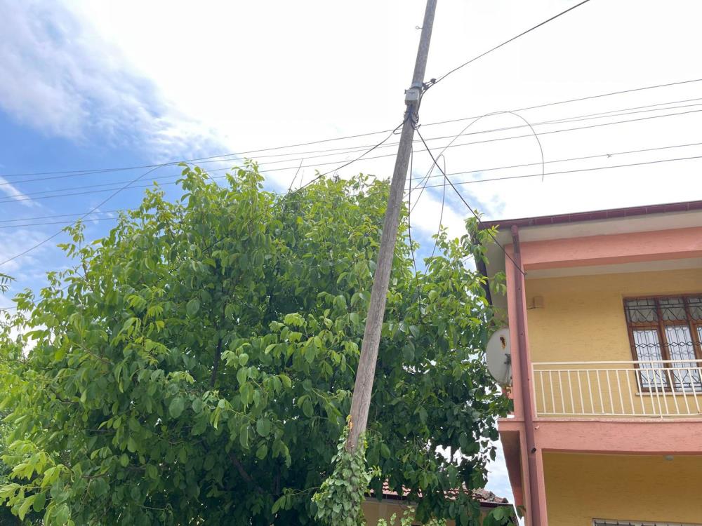 Konya'da aşırı rüzgardan elektrik teli koptu, mahalle elektriksiz kaldı!