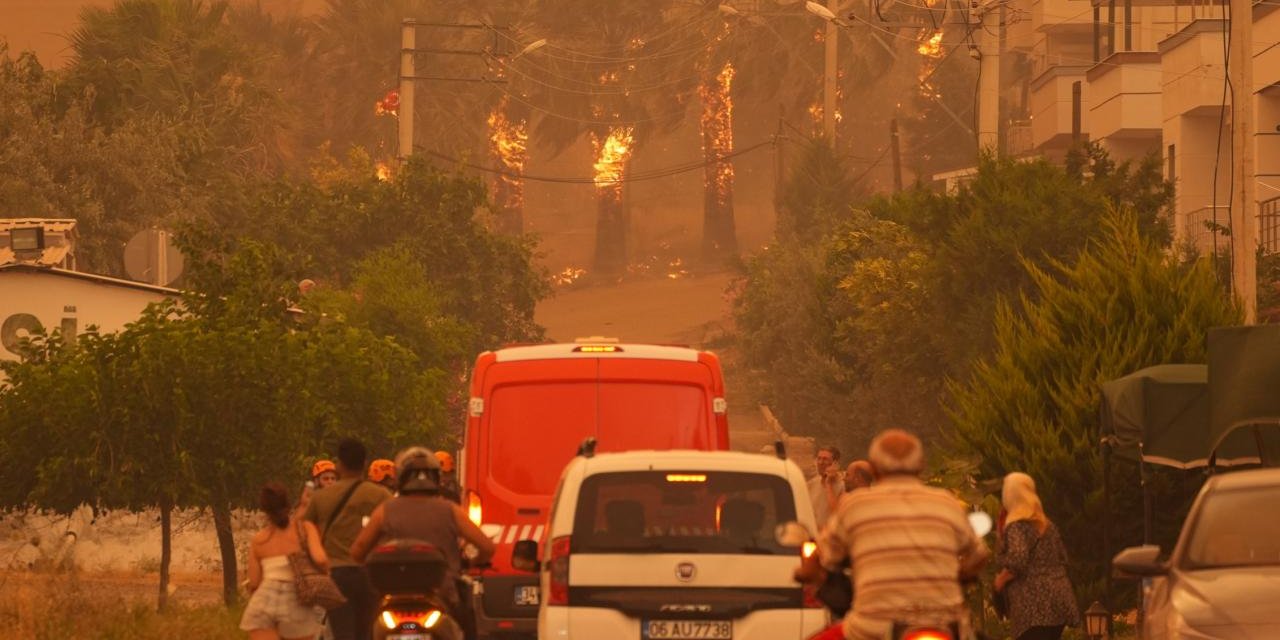 İzmir'deki yangınlar yerleşim yerlerini tehdit ediyor