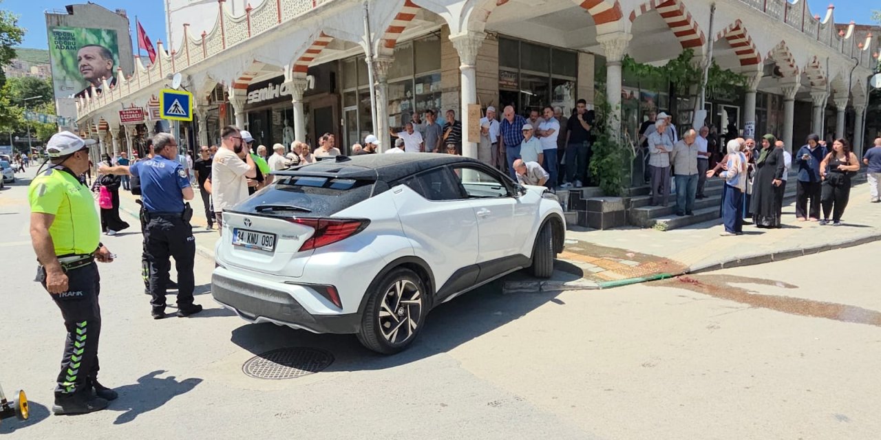 Fren yerine gaza bastı, yayaların içine daldı! İşte o anlar...
