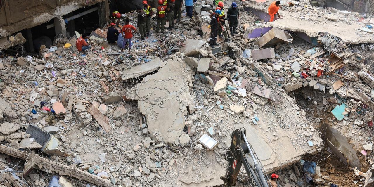 Pakistan'da çöken 5 katlı binada ölü sayısı 16'ya çıktı