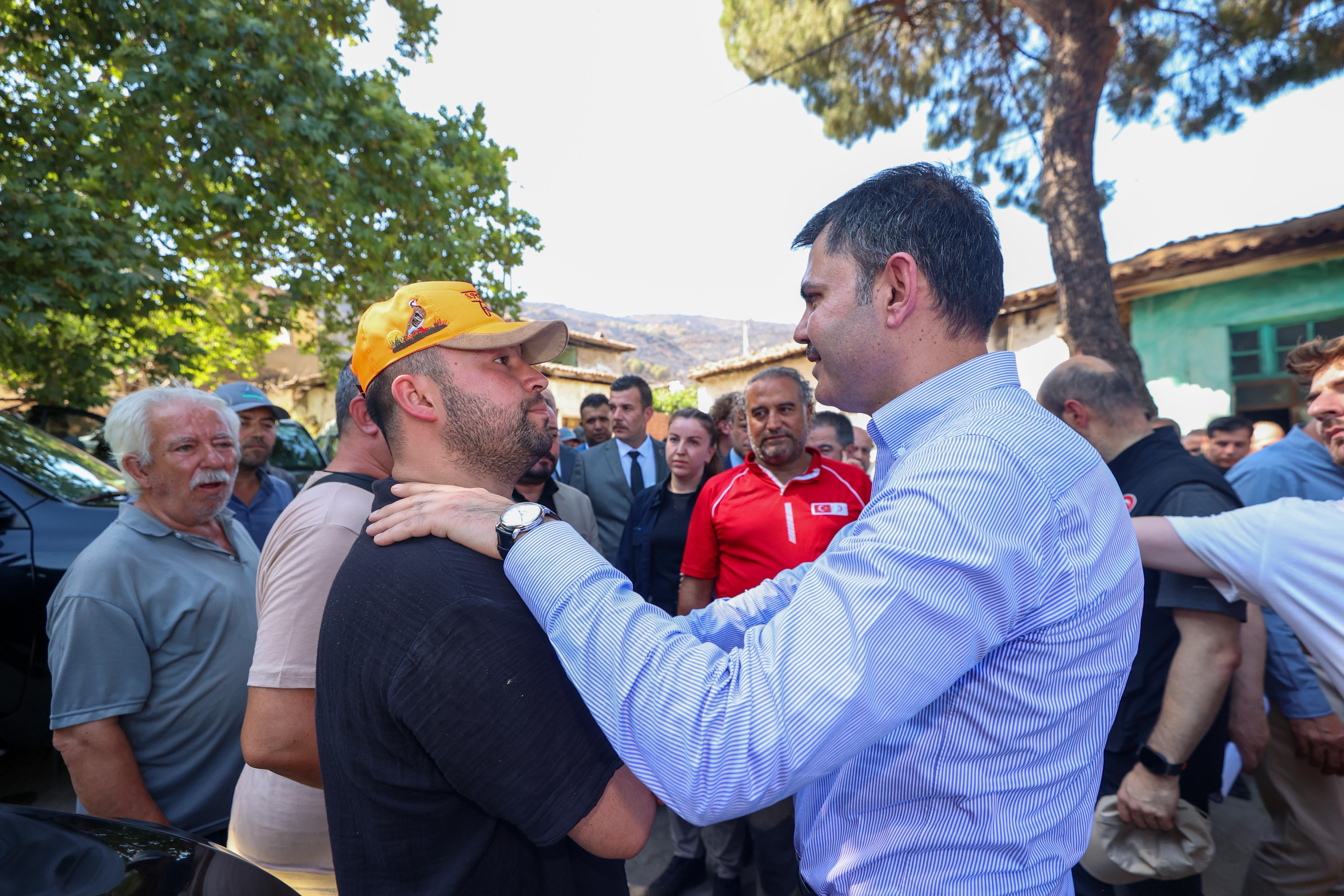 Bakan Kurum, Yangından Etkilenen Köylerin Yaralarını Sarıyor