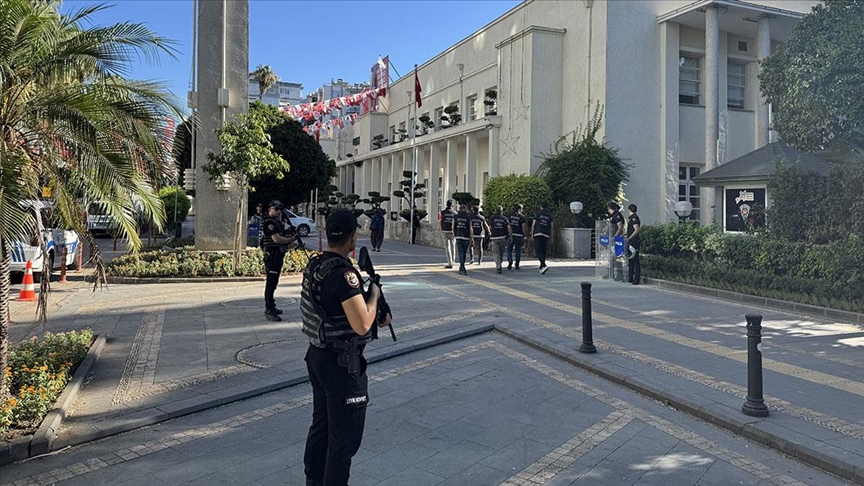 Yolsuzluk soruşturmasında gözaltına alınan 13 şüpheli adliyede!