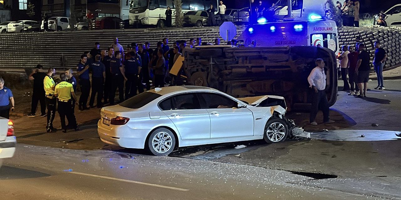 Otomobille çarpışan minibüs devrildi: 9 yaralı