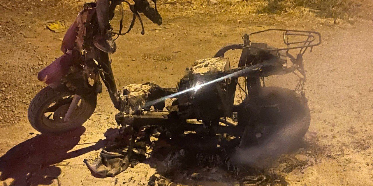 Plakasız motosiklet yanarak kullanılamaz hale geldi