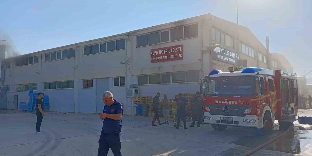 Boya fabrikasındaki yangın kontrol altına alındı