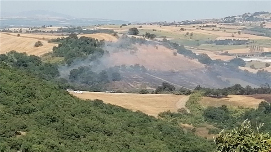 Balıkesir'de arazide çıkan yangına müdahale ediliyor