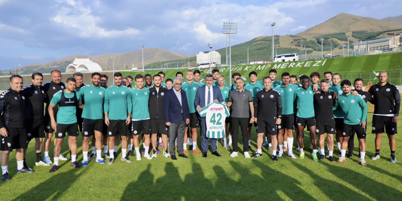 Konyalı Erzurum Valisi Çiftçi, Konyaspor'un antrenmanını ziyaret etti