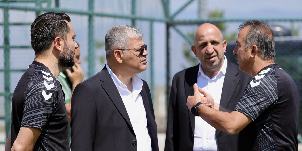 Konyaspor'da Başkan Atiker'den Erzurum zirvesi! Hoca ve futbolcularla görüştü