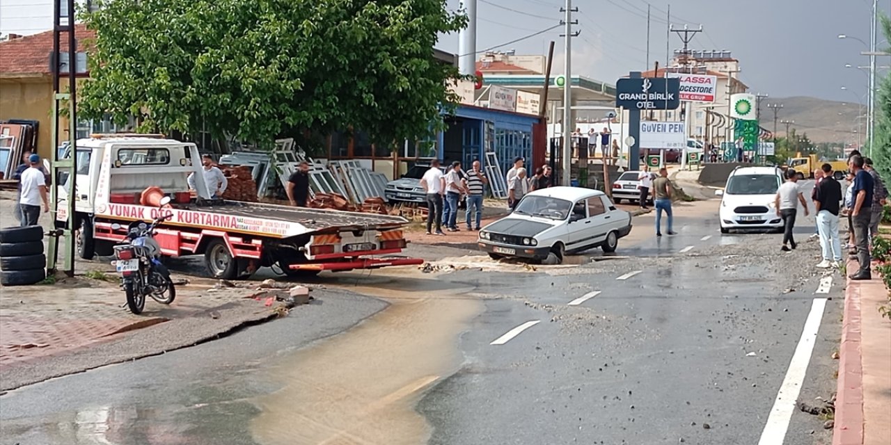 Konya'da sağanak hayatı olumsuz etkiledi