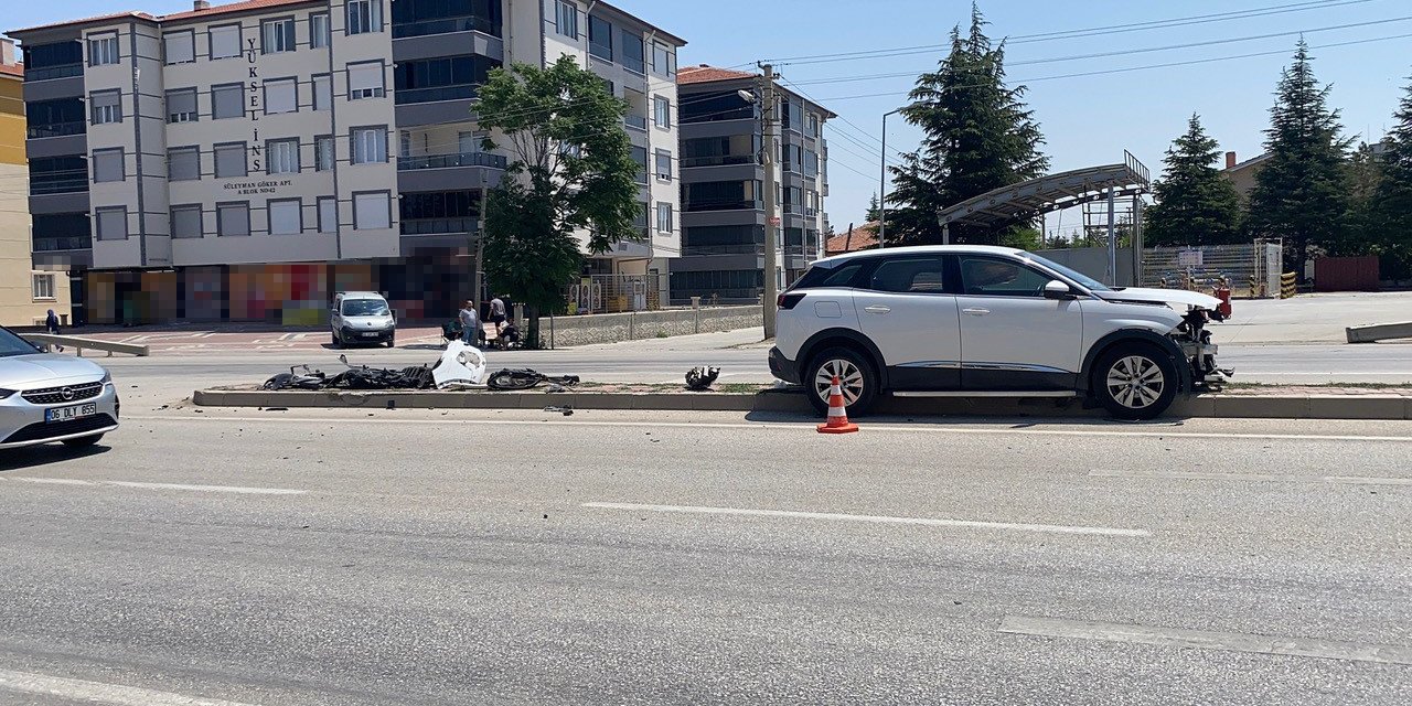 Beton mikseriyle temas eden araç refüje savruldu
