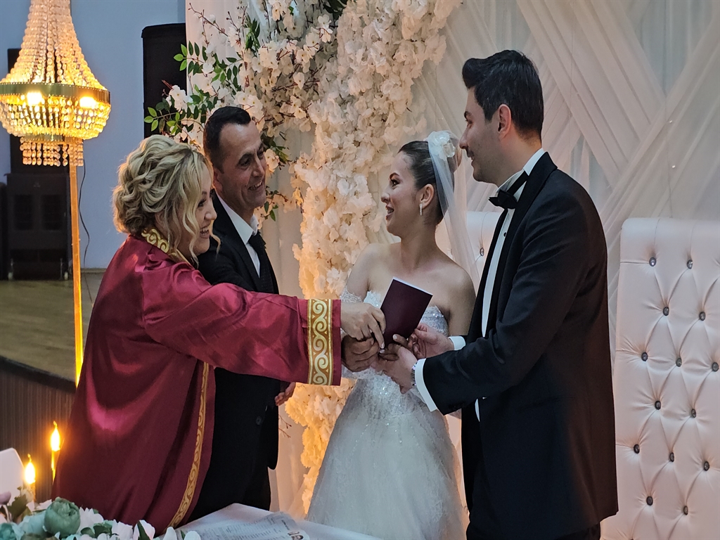 Kızının Evliliğine İmzasını Attı! Nikah Memuru, Kızının Nikahını Kıydı