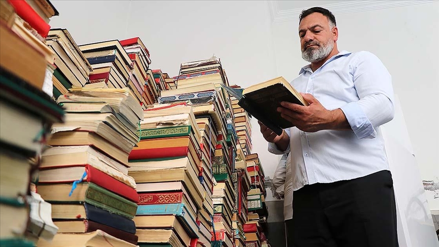 Şehit Oğlunun Hayrına Yıpranan Kur’an’ları Onarıyor