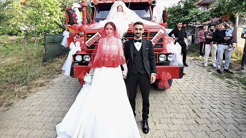 Ekmek teknesini gelin arabası yaptı!