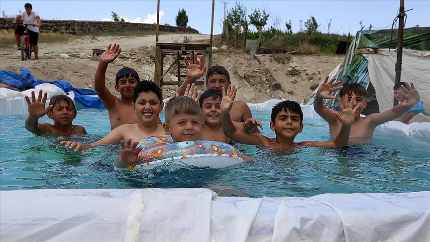 Köy havuzu çocukların yaz neşesi oldu